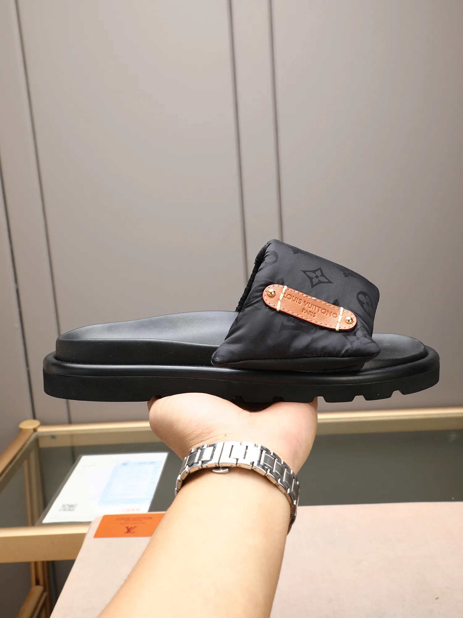 PP360 [LOUIS VUITTON] Louis Vuitton, LV printing, men's and women's slippers are on the market. The drawer box packaging comes with a cloth bag and a card. The upper pattern looks very soft and waxy, and it is a super versatile leg slimming tool. Fabric: imported denim/canvas/old fabric, LV hardware LOGO, official website pattern printing, comfortable to wear, feet: high-elastic PU water table. Sole: foam sole, heel height: about 5cm. Code number: 35-46, 35, 45, 46 are custom-made and non-returnable. Color: multiple colors and styles available.